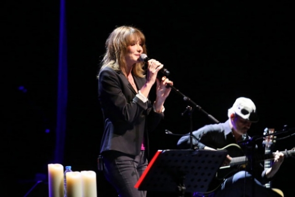 Η Κάρλα Μπρούνι ξεκίνησε τη διεθνή της περιοδεία από την Αθήνα  και παρουσίασε τη νέα της δισκογραφική δουλειά «French Touch»