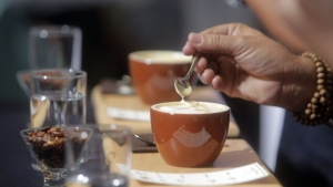 Μικρότερος ο κίνδυνος πρόωρου θανάτου για όσους πίνουν καφέ, ακόμη και με ζάχαρη