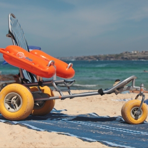 Πλωτά αμαξίδια ΑμεΑ σε παραλίες του Δήμου Σιθωνίας