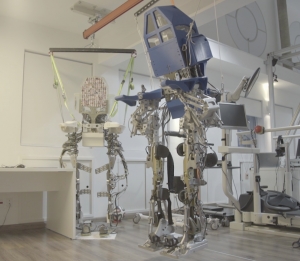 Παραπληγικοί εμφάνισαν βελτίωση με τη βοήθεια συστήματος εικονικής πραγματικότητας και ρομποτικού εξωσκελετού