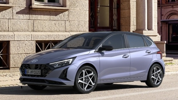 Το νέο Hyundai i20 διαθέτει ανανεωμένη σχεδίαση με τολμηρούς χρωματικούς συνδυασμούς