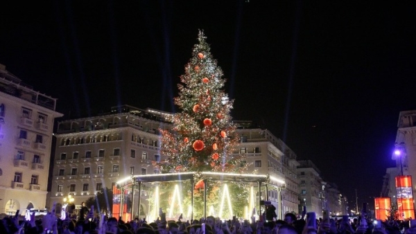 Με συναυλία και πυροτεχνήματα φωταγωγήθηκε το χριστουγεννιάτικο δέντρο στην Αριστοτέλους