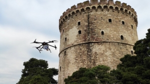 Θεσσαλονίκη: Με drone ενημερώνονται οι πολίτες στην παραλία για τα μέτρα μη διάδοσης του COVID-19
