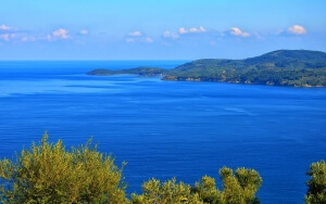 Στην κατεδάφιση περίφραξης και άνοιγμα διόδου στη θάλασσα προχώρησε ο δήμος Κασσάνδρας