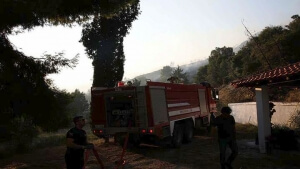 Ολονύχτια επιχείρηση των πυροσβεστών για την κατάσβεση της φωτιάς στην Κασσάνδρα