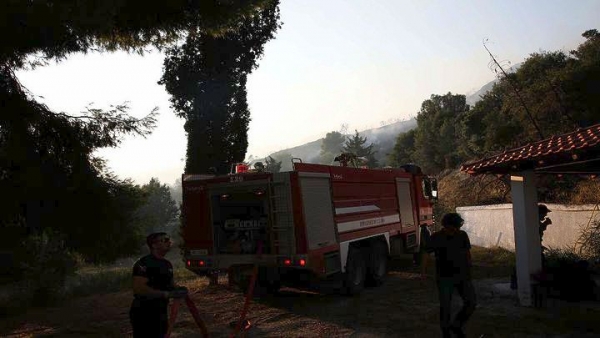 Ολονύχτια επιχείρηση των πυροσβεστών για την κατάσβεση της φωτιάς στην Κασσάνδρα