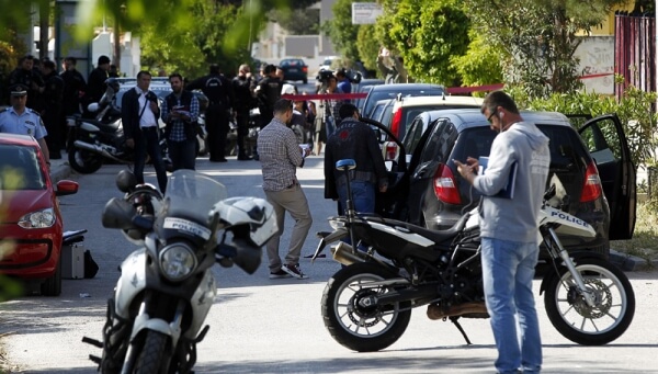 Ένας νεκρός και μια γυναίκα τραυματισμένη, από πυροβολισμούς στα Γλυκά Νερά