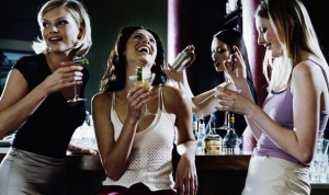 Οι γυναίκες κλείνουν σταδιακά την «ψαλίδα» με τους άνδρες όσον αφορά την κατανάλωση αλκοόλ