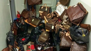 Θεσσαλονίκη: Καταστήματα στο κέντρο της πόλης πουλούσαν τσάντες και αξεσουάρ, απομιμήσεις γνωστής εταιρείας