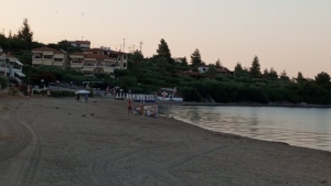 Δήμος Πολυγύρου: Απομακρύνθηκαν ομπρέλες και ξαπλώστρες από την παραλία της Γερακινής