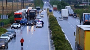 Διακοπή κυκλοφορίας στην εθνική οδό Αθηνών-Θεσσαλονίκης στο ύψος της Λάρισας