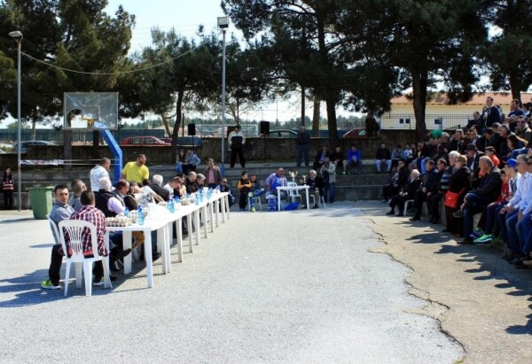 Αβγομαχίες στο Λάκκωμα και το... χρυσό τηγάνι στον χαμένο, για να τηγανίσει τα “σπασμένα”