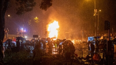 Χονγκ Κονγκ: Οξυμένη η κατάσταση γύρω από το Πολυτεχνείο, με την αστυνομία να απειλεί ότι θα κάνει χρήση "πραγματικών σφαιρών"