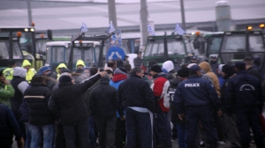 Αστυνομικοί έχουν αποκλείσει τον δρόμο προς τα σύνορα του Προμαχώνα στα ελληνοβουλγαρικά σύνορα εμποδίζοντας την πορεία αγροτών με τα τρακτέρ τους, Πέμπτη 26 Ιανουαρίου 2017.