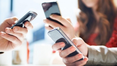 Ένας στους τέσσερις νέους έχει σχεδόν εθισμό με το κινητό τηλέφωνο του, σύμφωνα με νέα διεθνή μελέτη