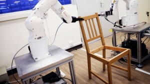 Τα πρώτα ρομπότ που συναρμολογούν έπιπλα της ΙΚΕΑ: Για μια καρέκλα χρειάσθηκαν 20 λεπτά, εσείς;