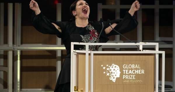 Η καθηγήτρια Άντρια Ζαφειράκου βραβεύτηκε ως η καλύτερη δασκάλα στον κόσμο