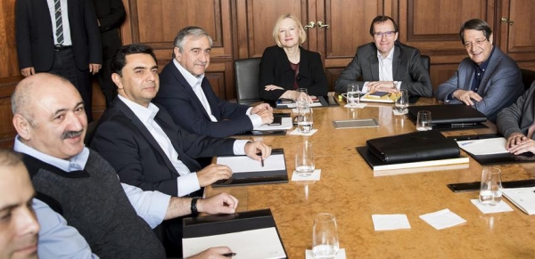 Αναστασιάδης και Ακιντζί αναχώρησαν για τη Γενεύη, συναντώνται απόψε για τη διαδικασία