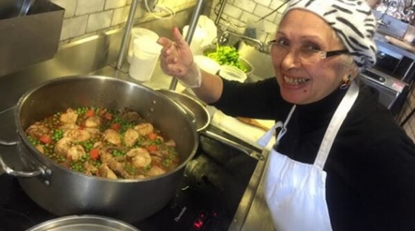 Παραδοσιακά πιάτα από κάθε γωνιά της Γης προσφέρουν γιαγιάδες σε εστιατόριο της Νέας Υόρκης