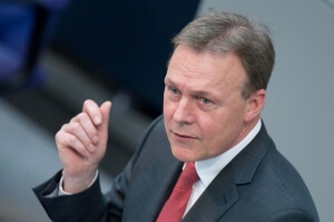 Nα σταματήσει να κατακρίνει την Ελλάδα, ζήτησε από τον Σόιμπλε ο κοινοβουλευτικός εκπρόσωπος του SPD, Τόμας Όπερμαν