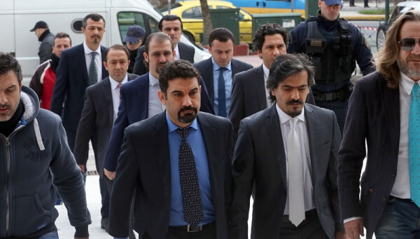 Υπό κράτηση παραμένουν θα παραμείνουν προς το παρόν οι οκτώ Τούρκοι στρατιωτικοί, στο πλαίσιο της διοικητικής διαδικασίας ασύλου